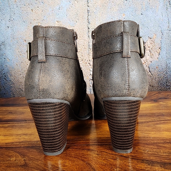 NWOB Forever Brown Heeled Ankle Booties Size 6 - Picture 5 of 12
